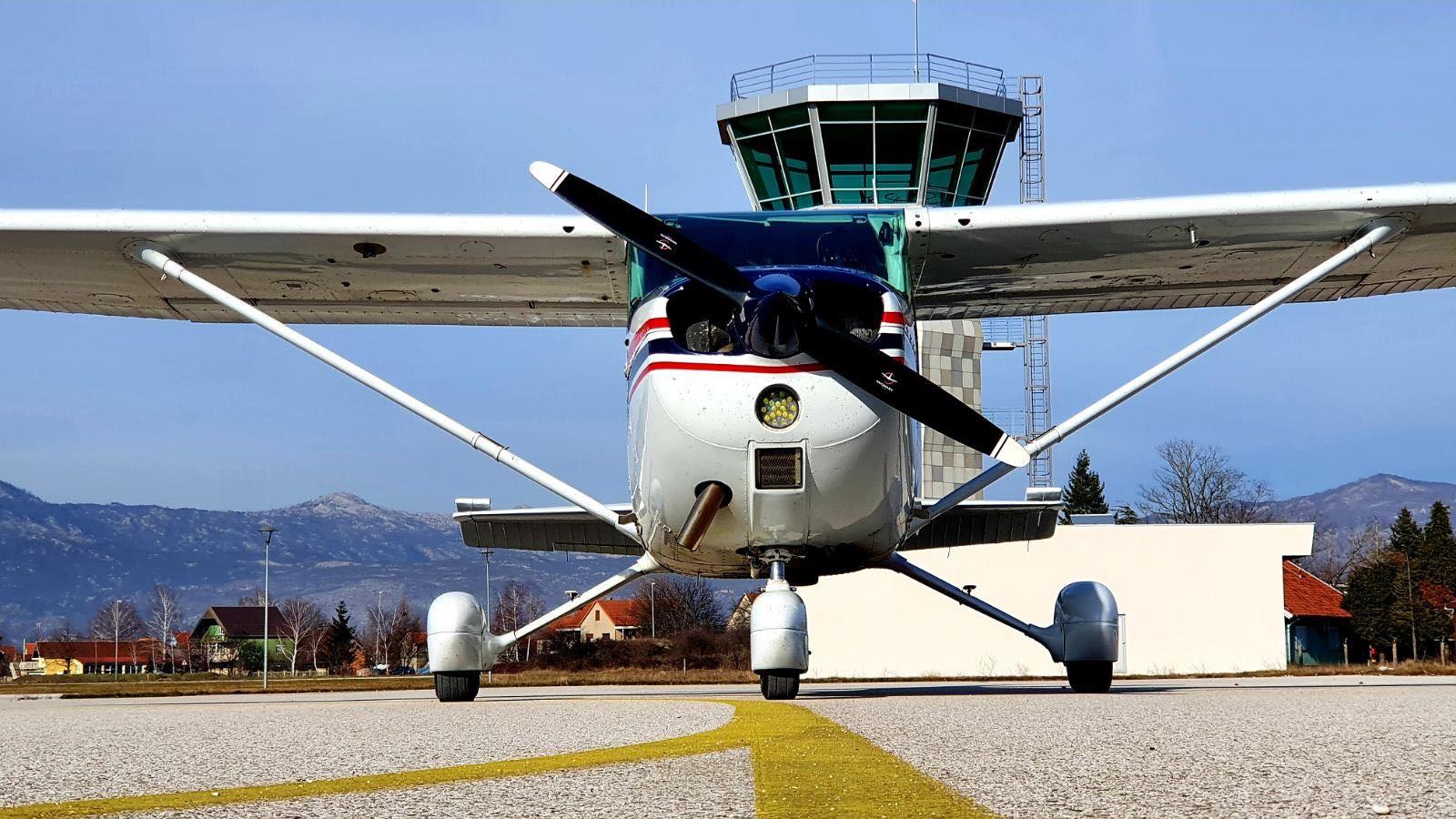 Školski avion i kontrolni toranj na aerodromu FAM-a