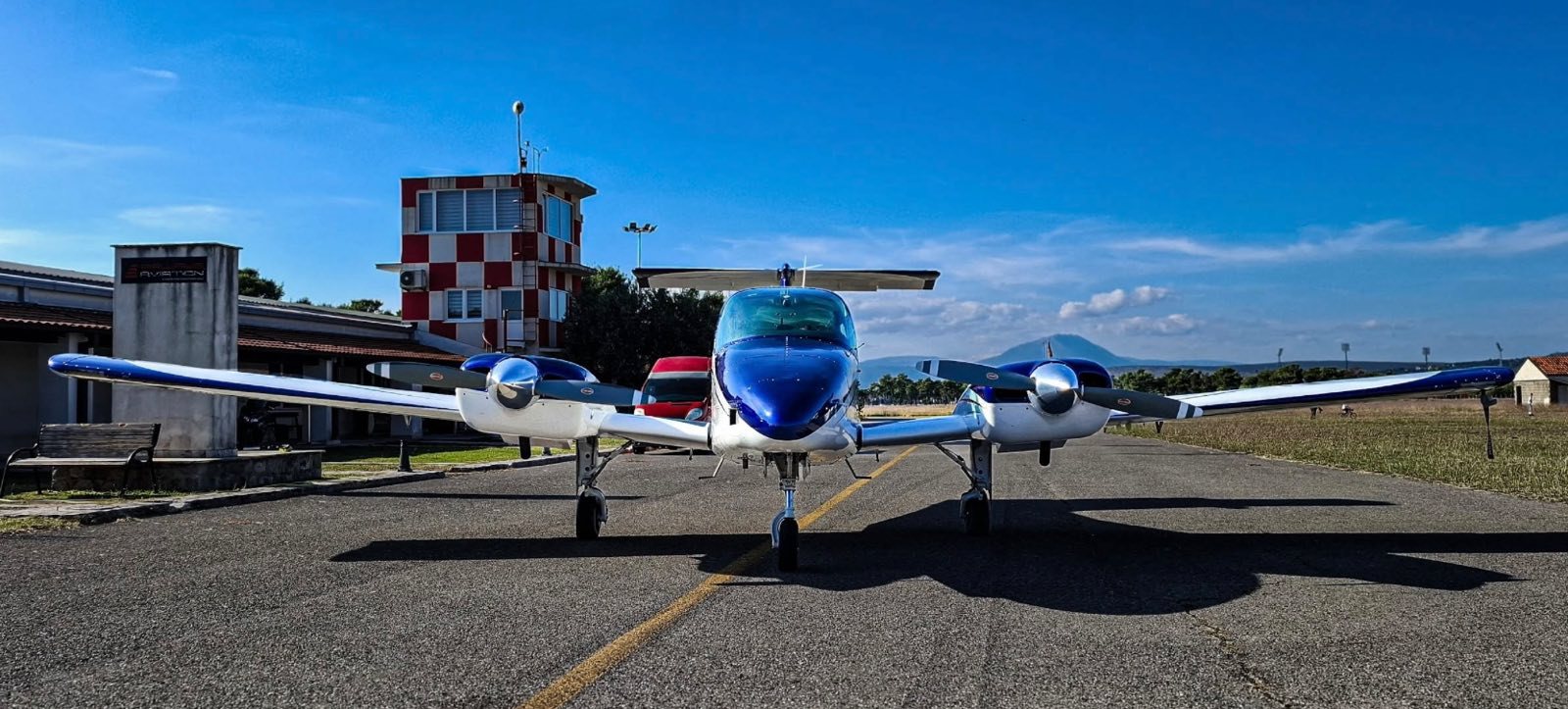 Twin-engine training aircraft